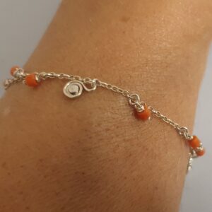 Srebrna bransoletka 925 z koralami, ślimakami i zawieszką – artystyczna, lekka