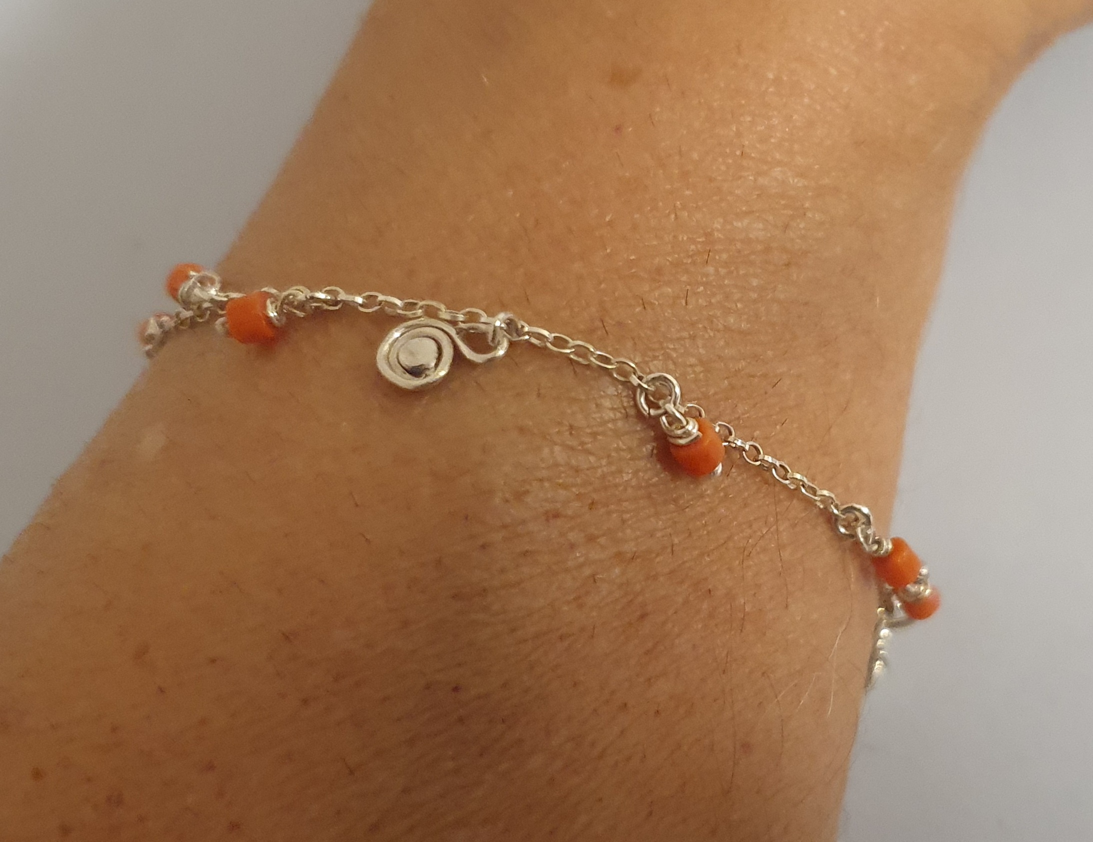 Srebrna bransoletka 925 z koralami, ślimakami i zawieszką – artystyczna, lekka