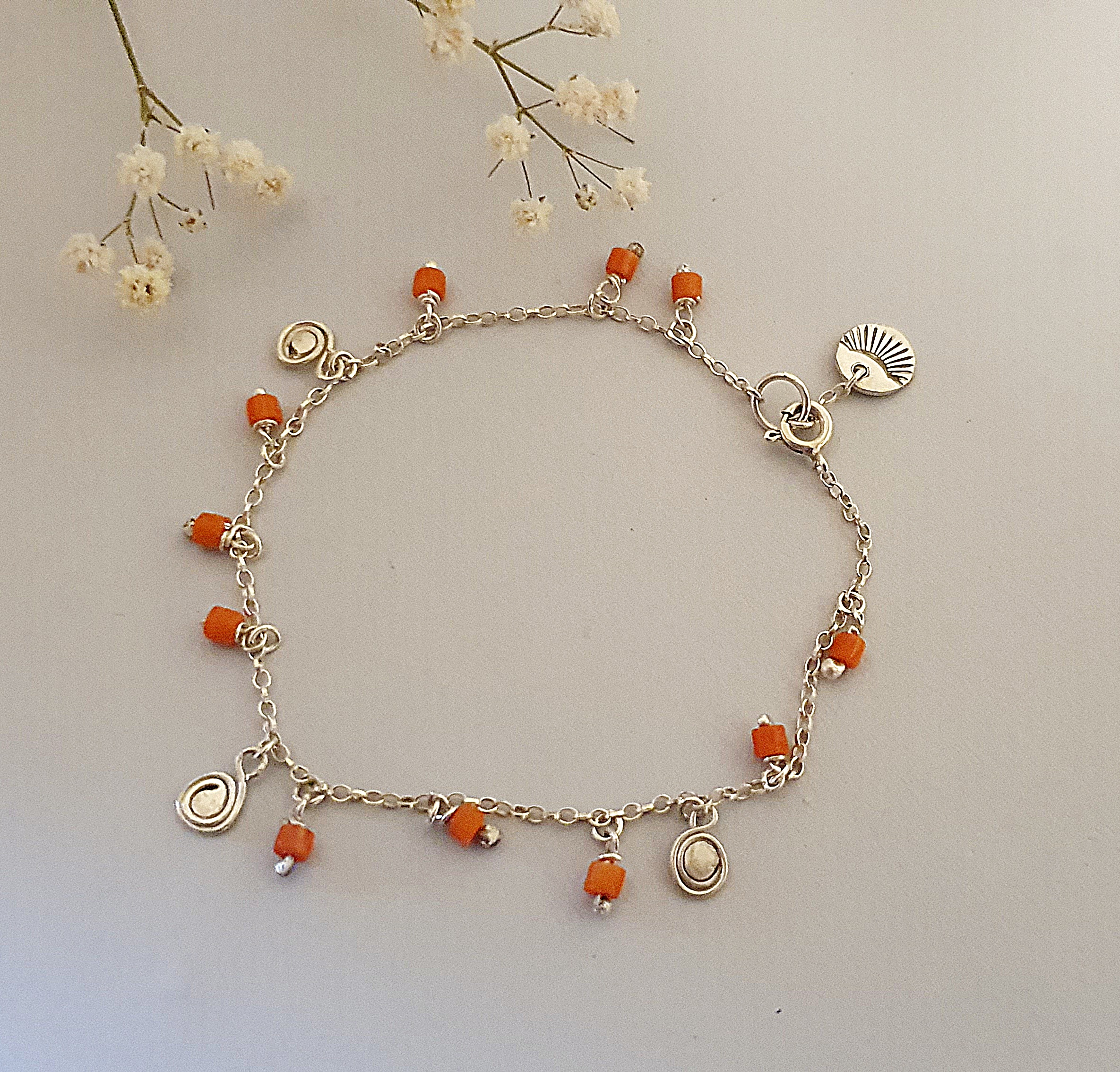 Srebrna bransoletka 925 z koralami, ślimakami i zawieszką – artystyczna, lekka - obrazek 4