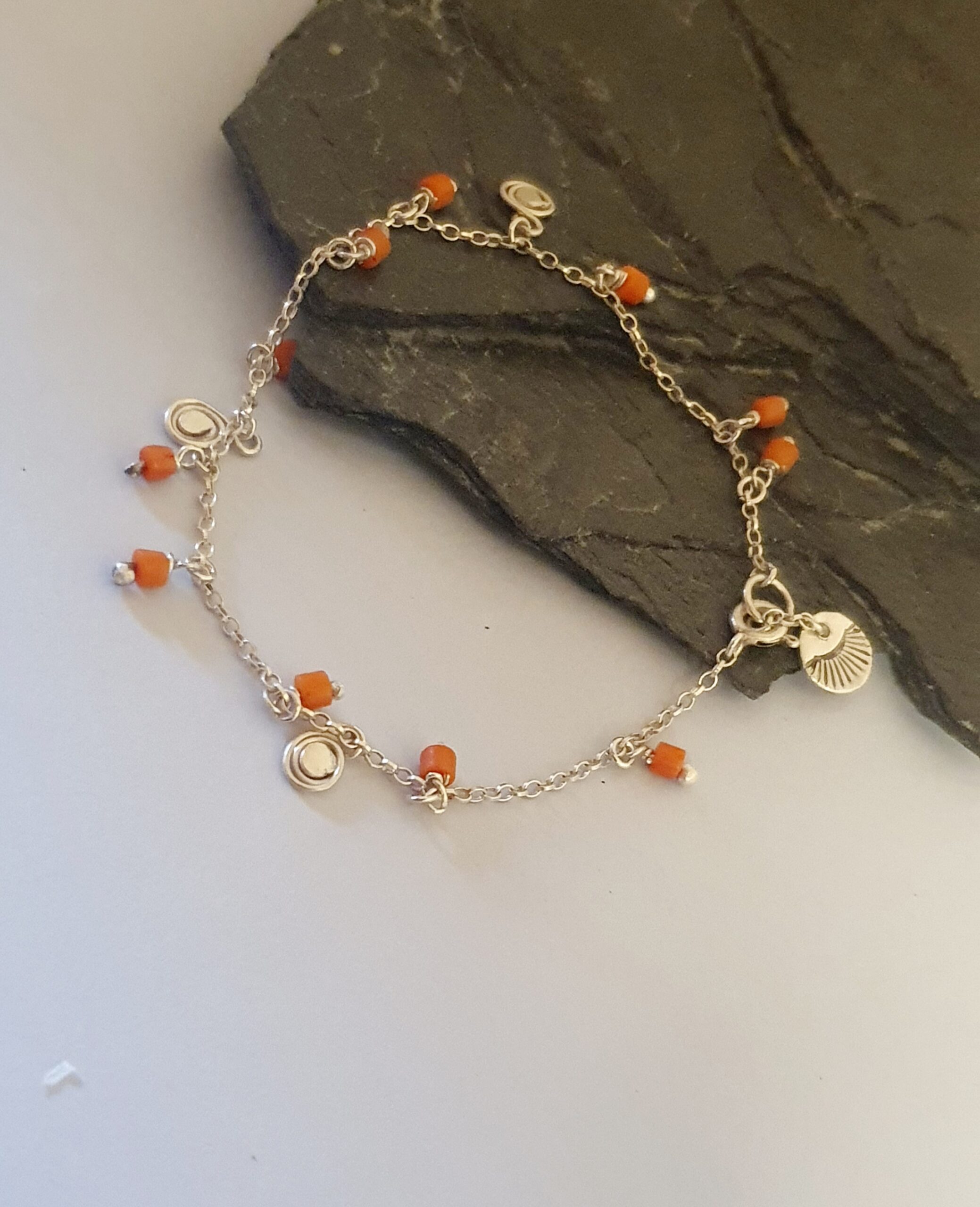 Srebrna bransoletka 925 z koralami, ślimakami i zawieszką – artystyczna, lekka - obrazek 3