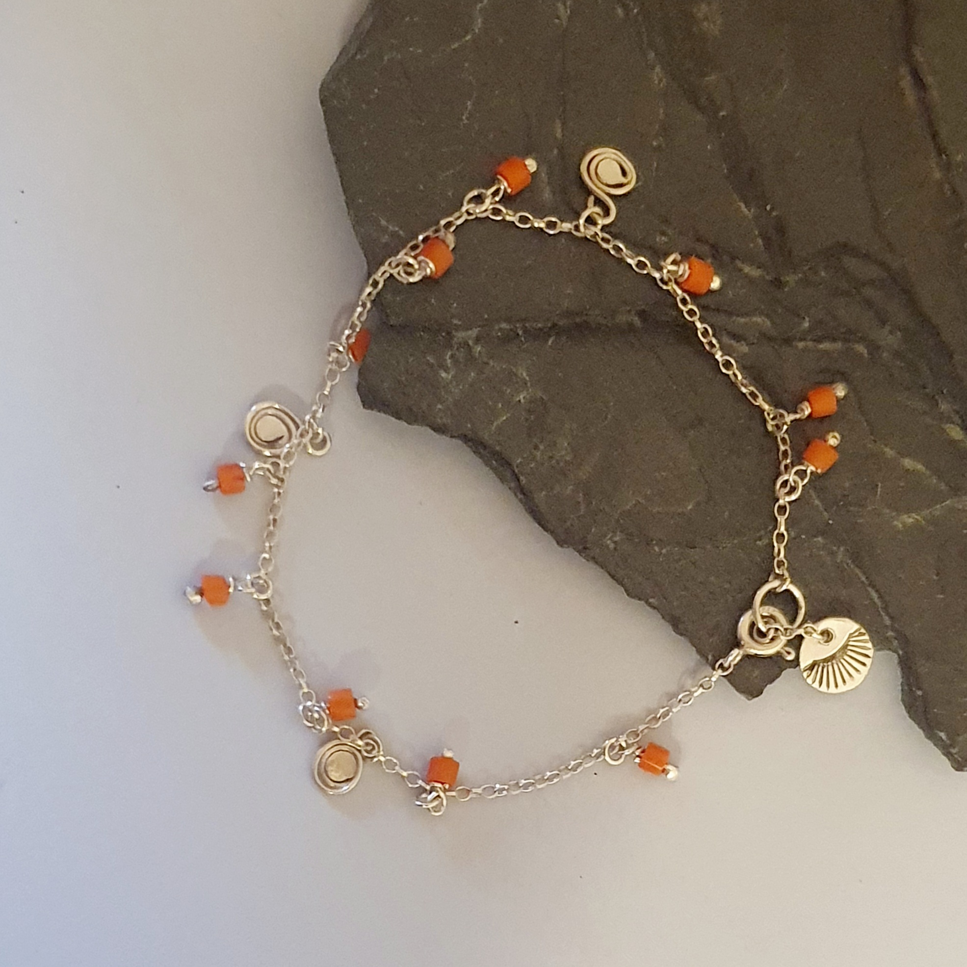 Srebrna bransoletka 925 z koralami, ślimakami i zawieszką – artystyczna, lekka - obrazek 2