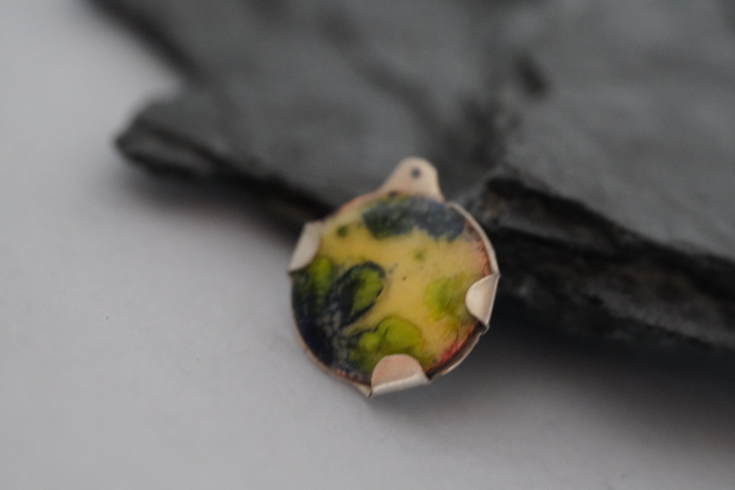 Srebrny naszyjnik próby 925 z ręcznie emaliowanym pendantem - obrazek 3