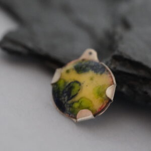 Srebrny naszyjnik próby 925 z ręcznie emaliowanym pendantem