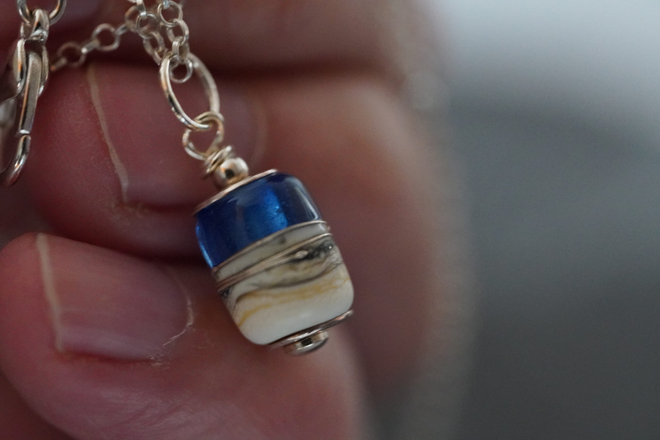 Artystyczny naszyjnik lampwork – niebieskie szkło i srebro 925 - obrazek 4