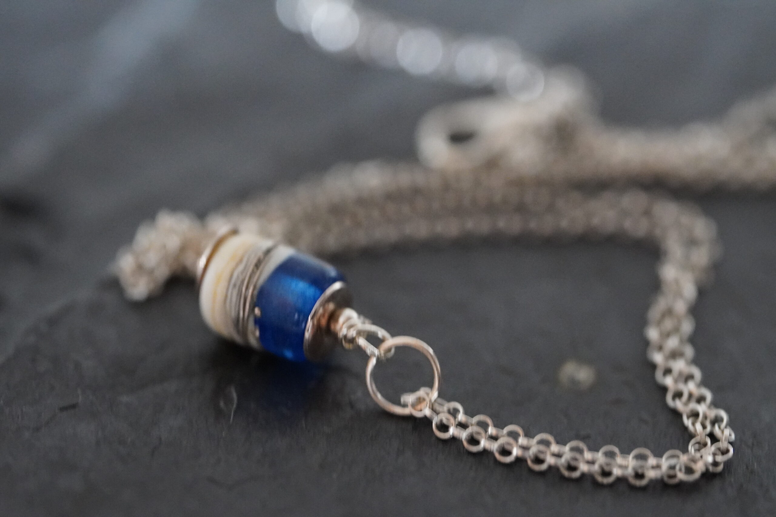 Artystyczny naszyjnik lampwork – niebieskie szkło i srebro 925 - obrazek 2