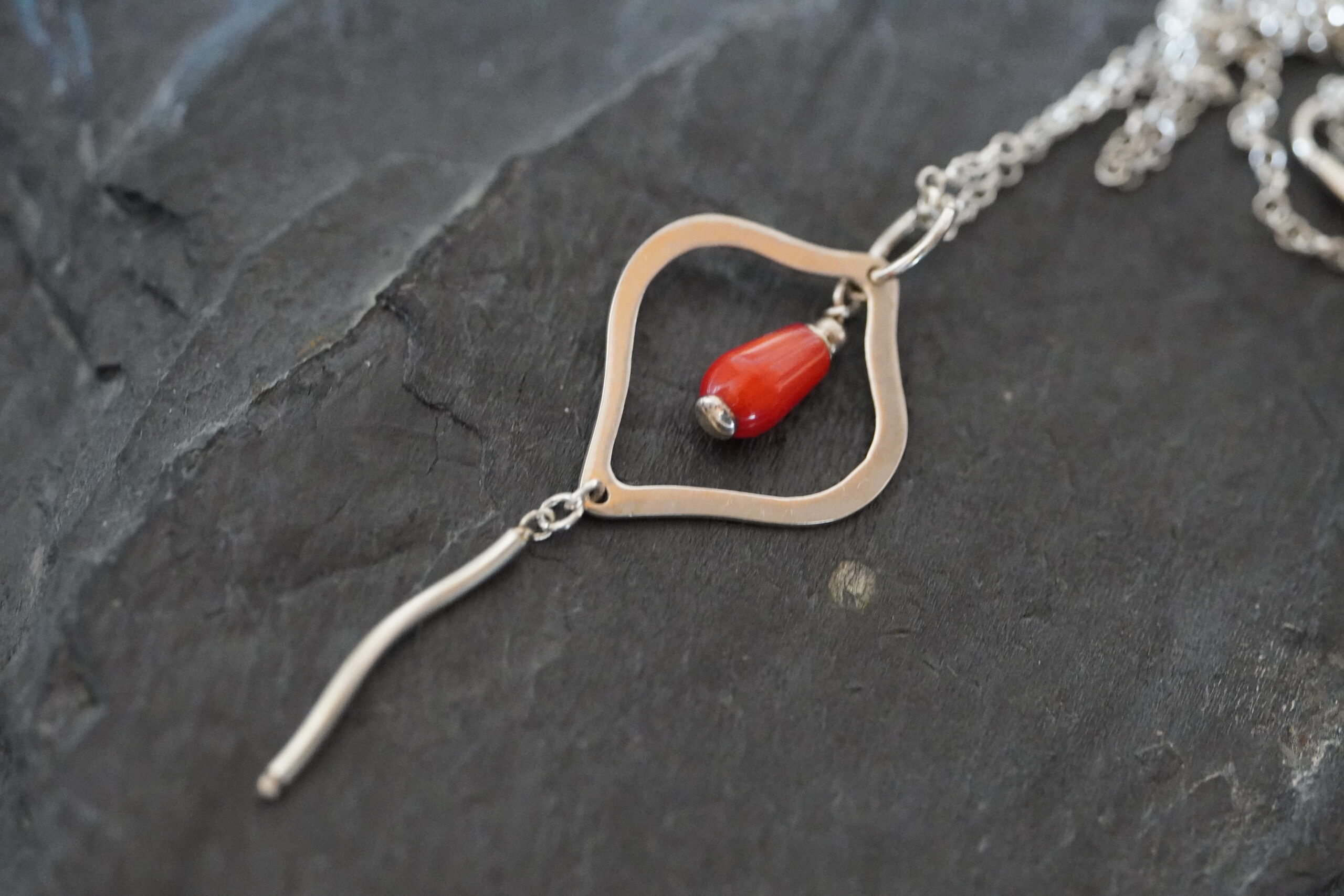 Naszyjnik ze srebra 925 z czerwonym koralem, ornamentem i falistym patyczkiem - obrazek 2