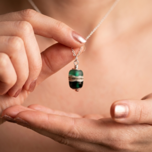 Artystyczny naszyjnik lampwork – seladynowe szkło i srebro 925