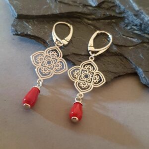 Srebrne kolczyki 925 z ornamentem i koralem – styl boho