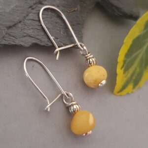 Srebrne kolczyki 925 z naturalnym bursztynem bałtyckim – delikatne, minimalistyczne