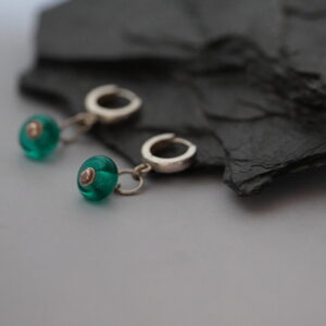 Srebrne kolczyki 925 z zielonymi koralikami lampwork – delikatna biżuteria handmade
