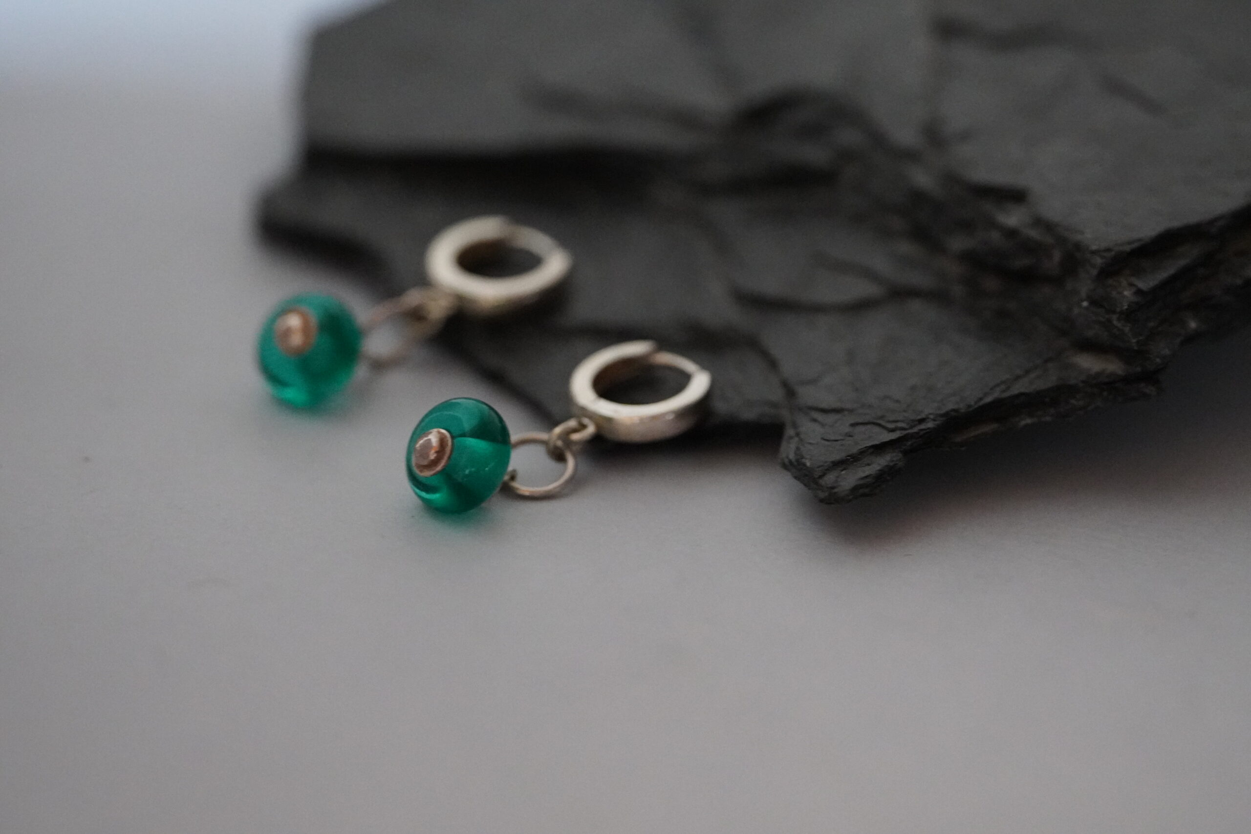 Srebrne kolczyki 925 z zielonymi koralikami lampwork – delikatna biżuteria handmade