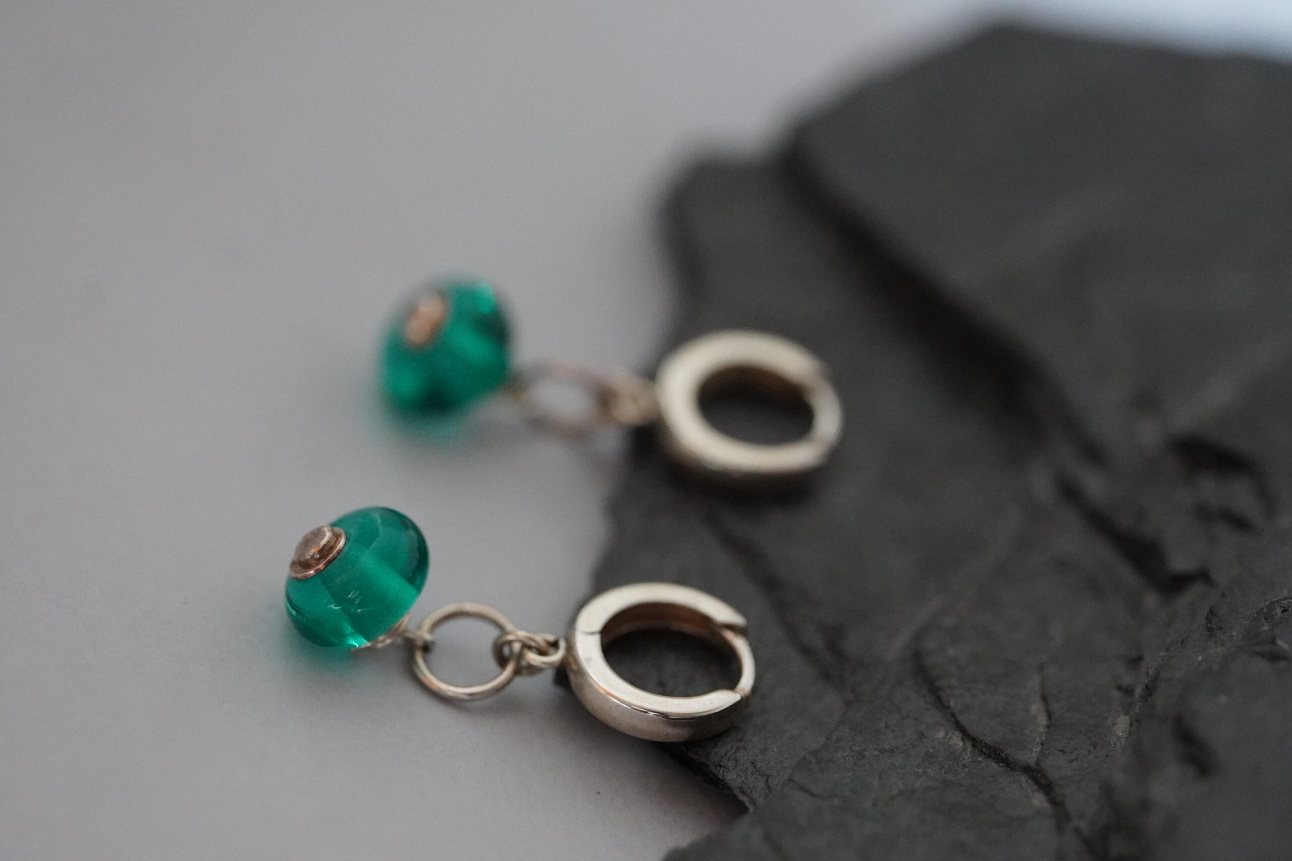 Srebrne kolczyki 925 z zielonymi koralikami lampwork – delikatna biżuteria handmade - obrazek 3