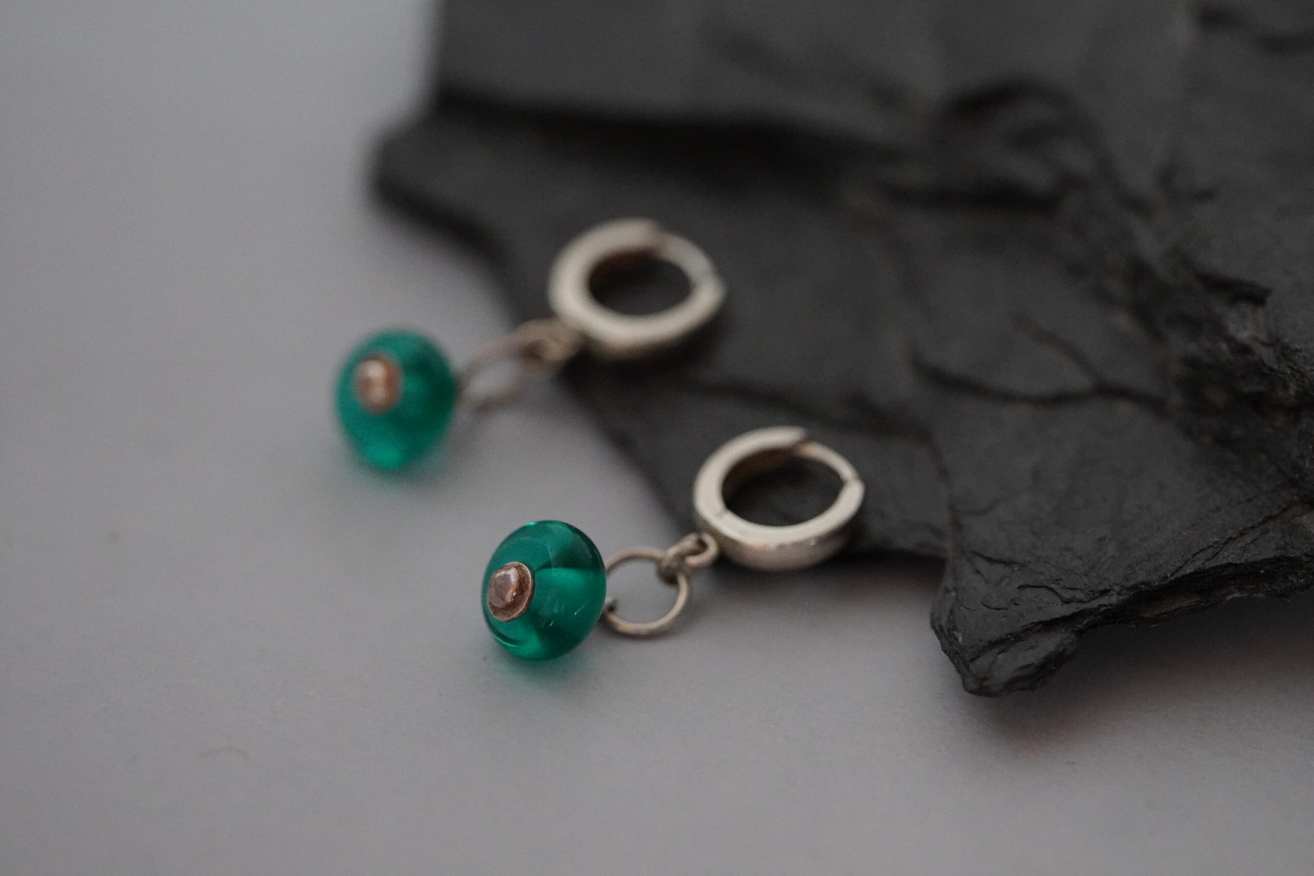 Srebrne kolczyki 925 z zielonymi koralikami lampwork – delikatna biżuteria handmade - obrazek 4