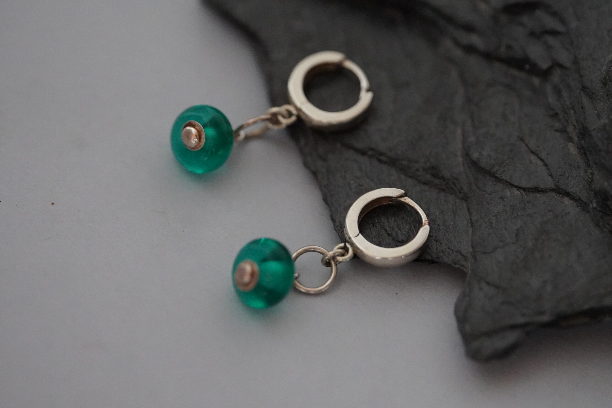 Srebrne kolczyki 925 z zielonymi koralikami lampwork – delikatna biżuteria handmade - obrazek 5