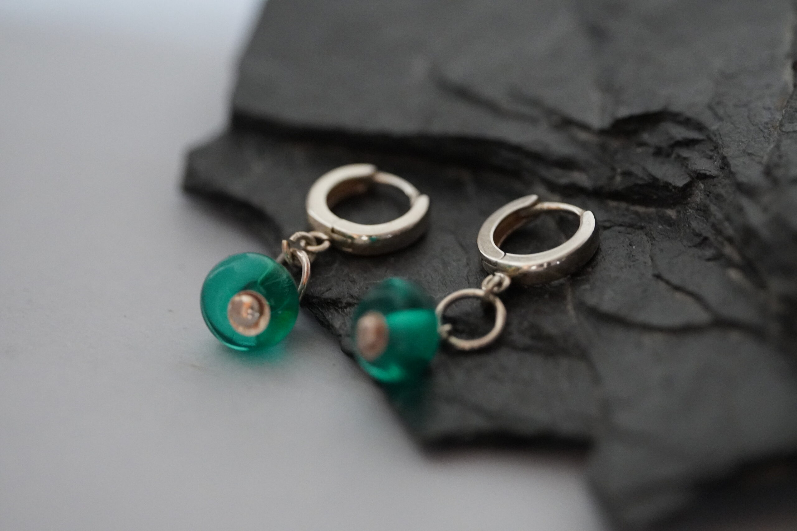 Srebrne kolczyki 925 z zielonymi koralikami lampwork – delikatna biżuteria handmade - obrazek 6