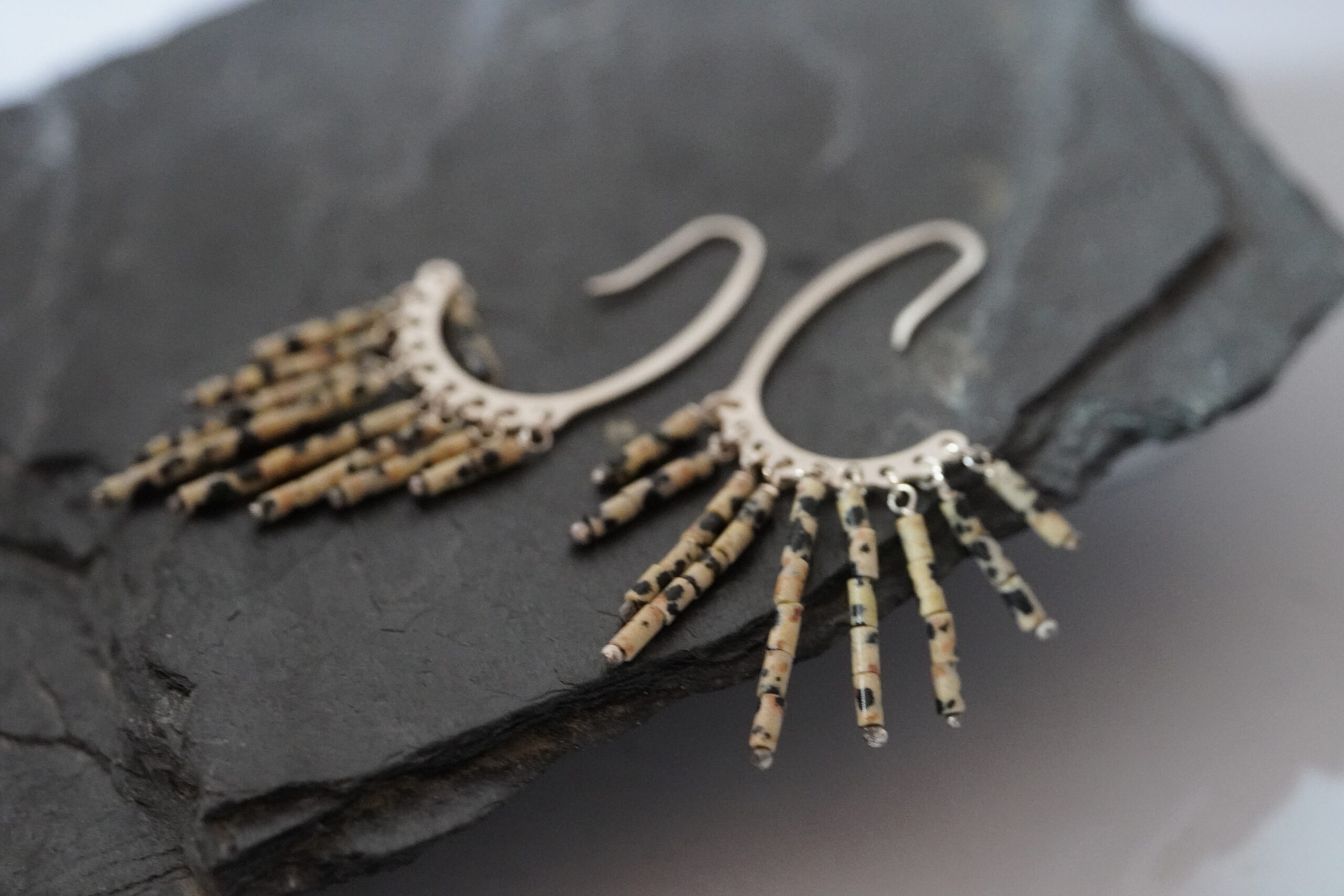 Srebrne kolczyki 925 z jaspisem dalmatyńskim – styl boho - obrazek 3