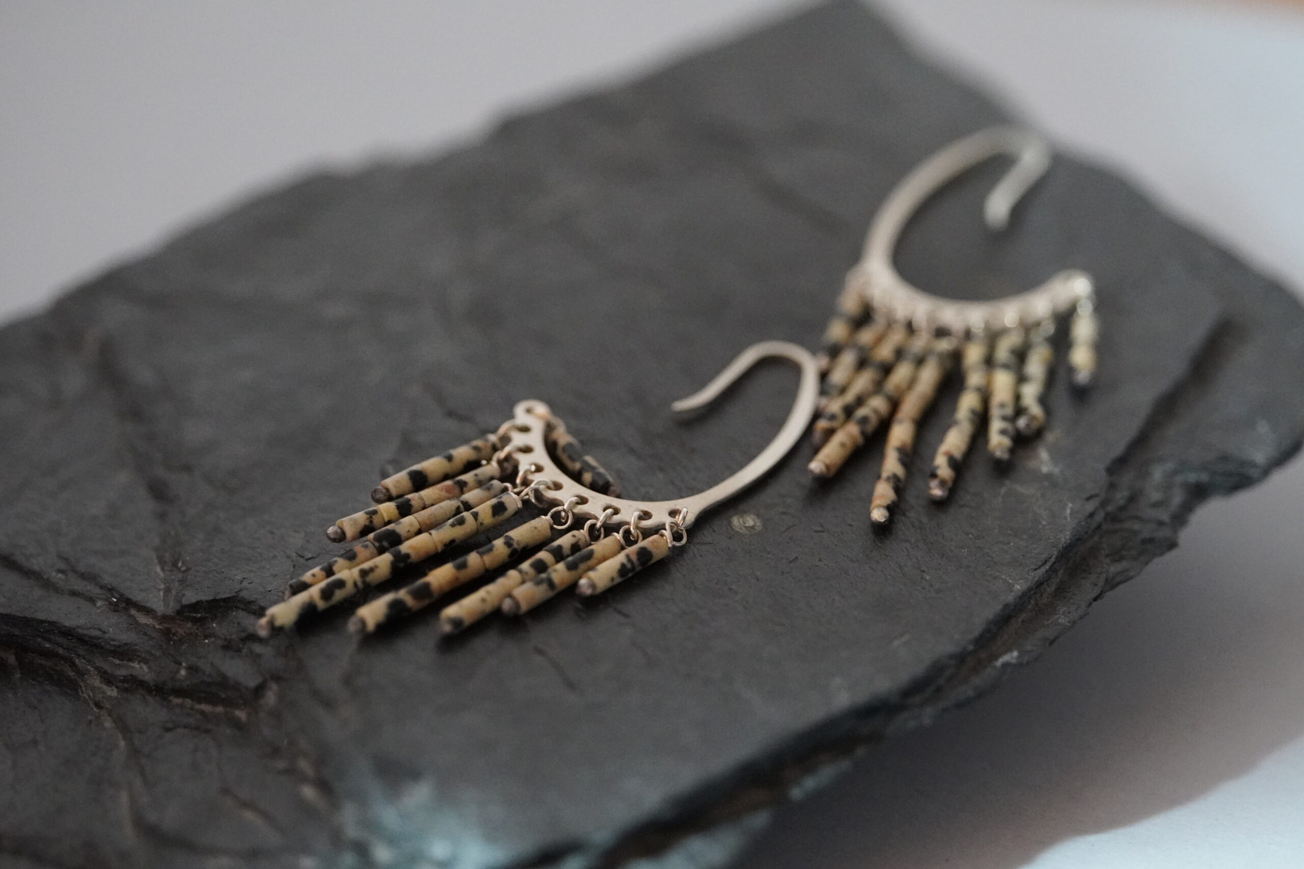 Srebrne kolczyki 925 z jaspisem dalmatyńskim – styl boho - obrazek 4