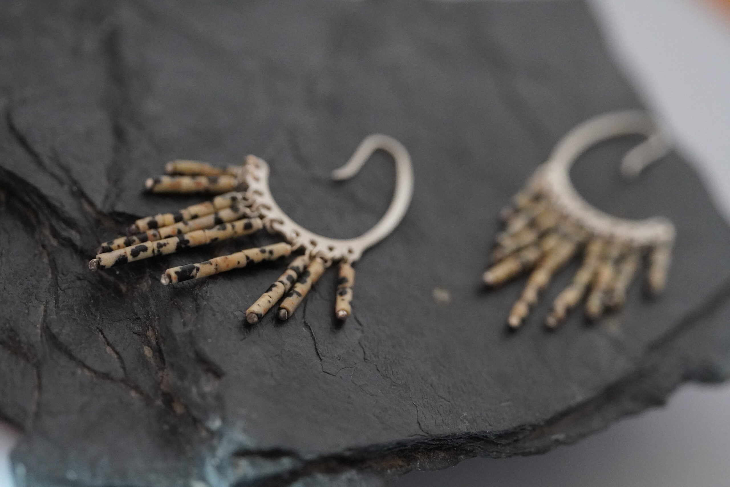 Srebrne kolczyki 925 z jaspisem dalmatyńskim – styl boho - obrazek 5