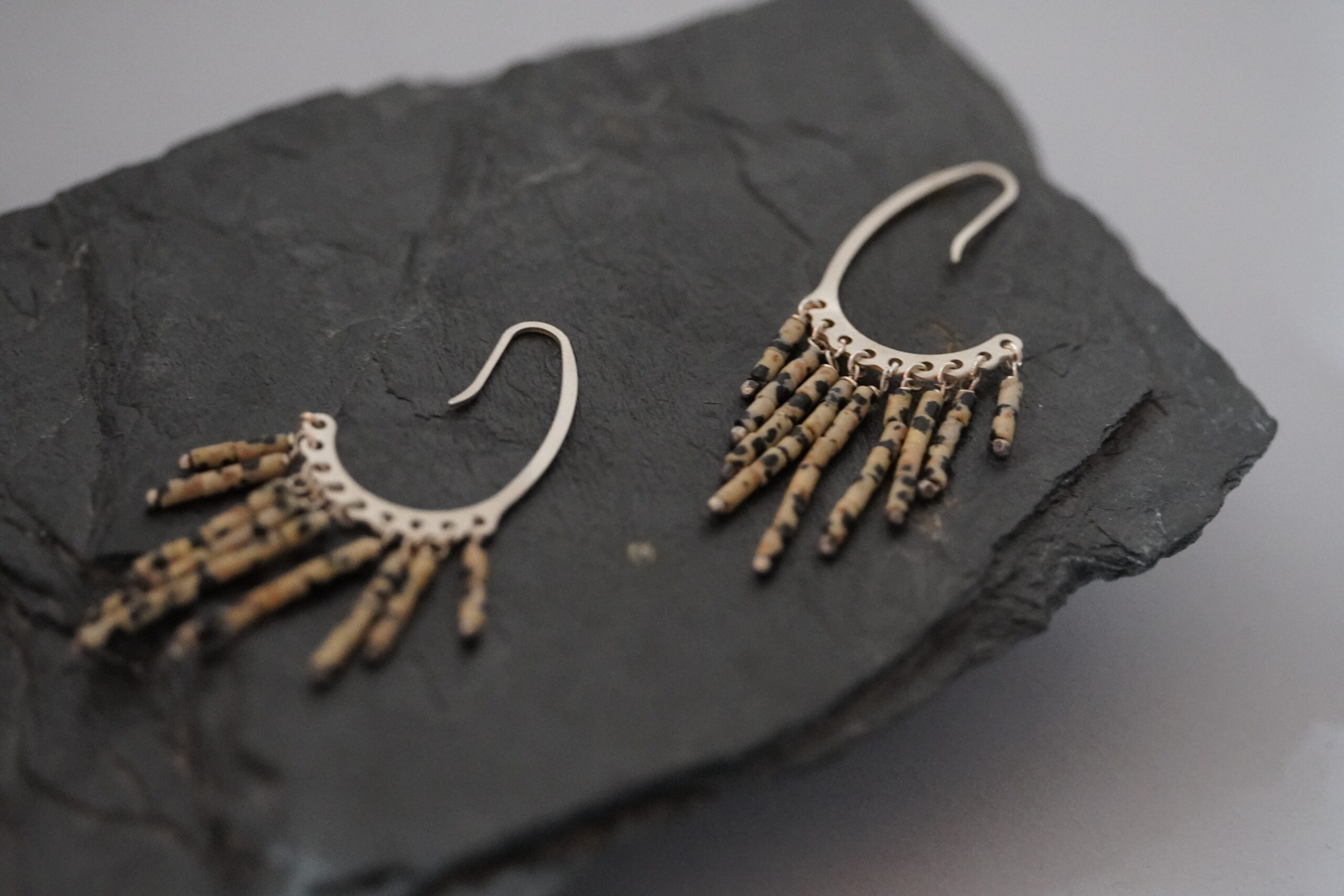 Srebrne kolczyki 925 z jaspisem dalmatyńskim – styl boho - obrazek 6