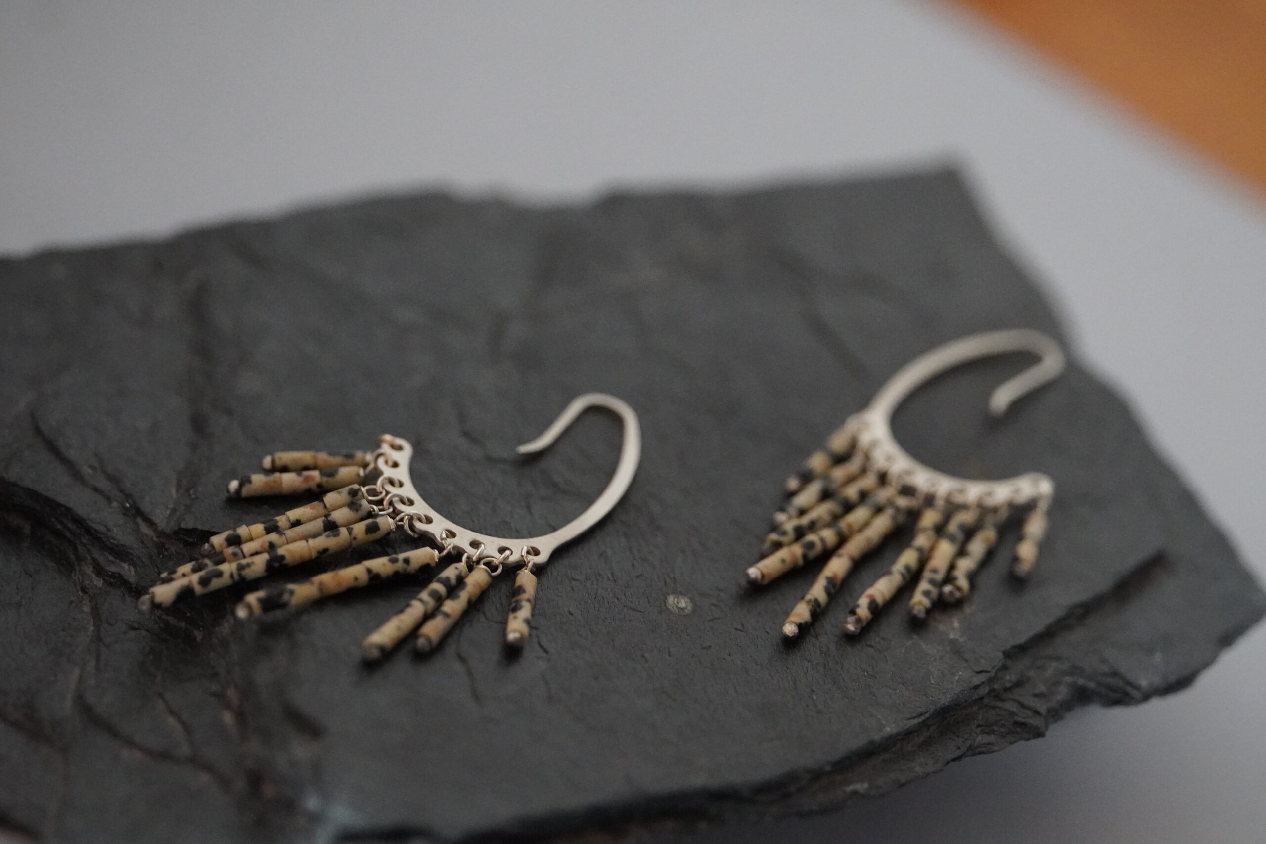 Srebrne kolczyki 925 z jaspisem dalmatyńskim – styl boho - obrazek 7