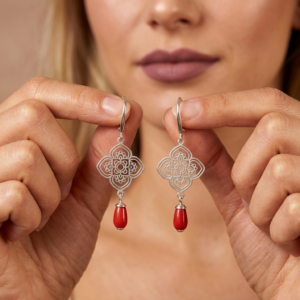 Srebrne kolczyki 925 z ornamentem i koralem – styl boho