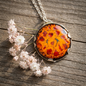 Naszyjnik z emaliowanym wisiorkiem w srebrze 925 – artystyczny pendant handmade