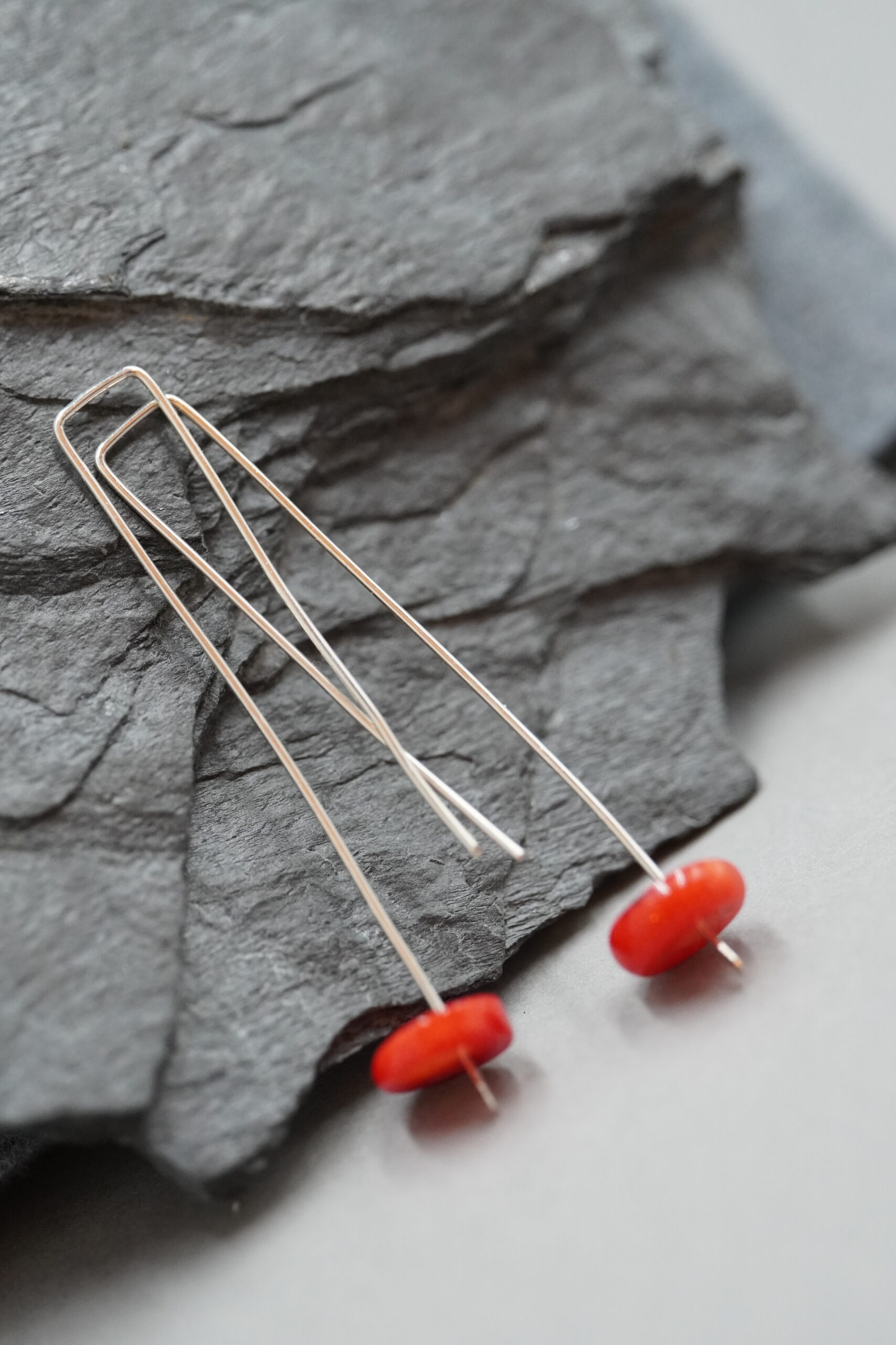 Minimalistyczne kolczyki z naturalnym koralem – 925 - Image 2