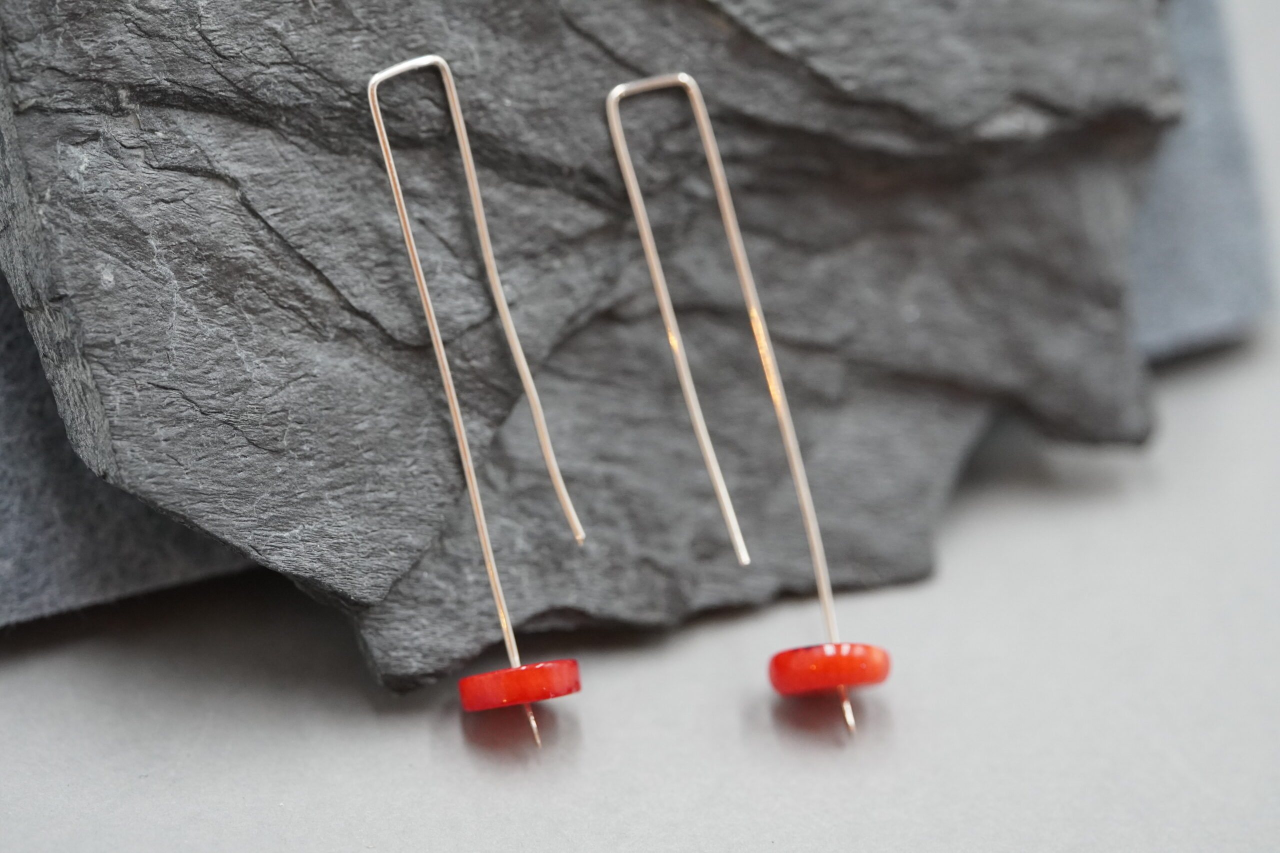 Minimalistyczne kolczyki z naturalnym koralem – 925 - Image 4