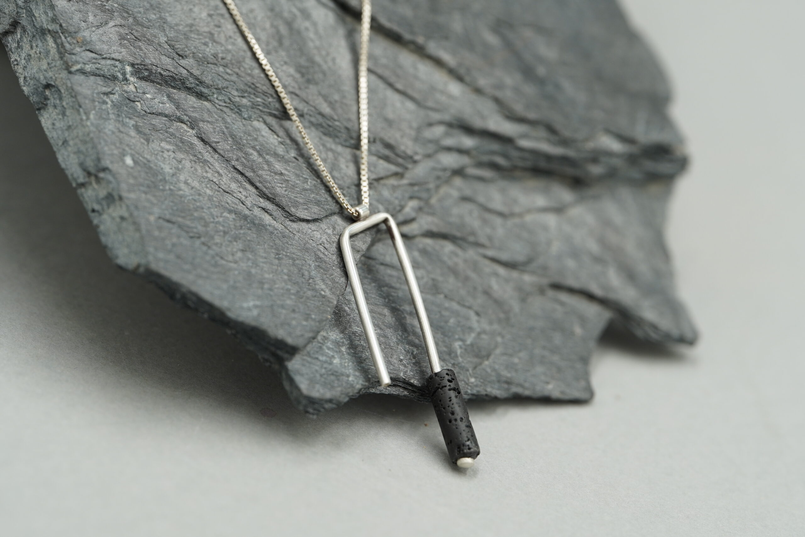 Srebrny naszyjnik z naturalną lawą wulkaniczną – delikatna minimalistyczna biżuteria - Image 3